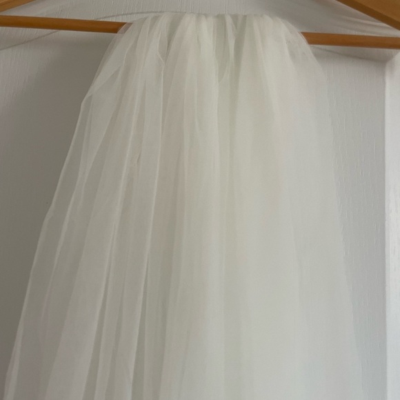 Designer Ivory Fingertip Wedding Veil with Blusher - Picture 4 of 11